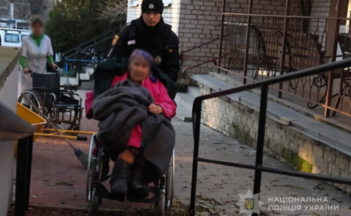 Не хотіла залишати дім, але війна змусила: запорізькі поліцейські евакуювали 86-річну жінку з прифронтового села
