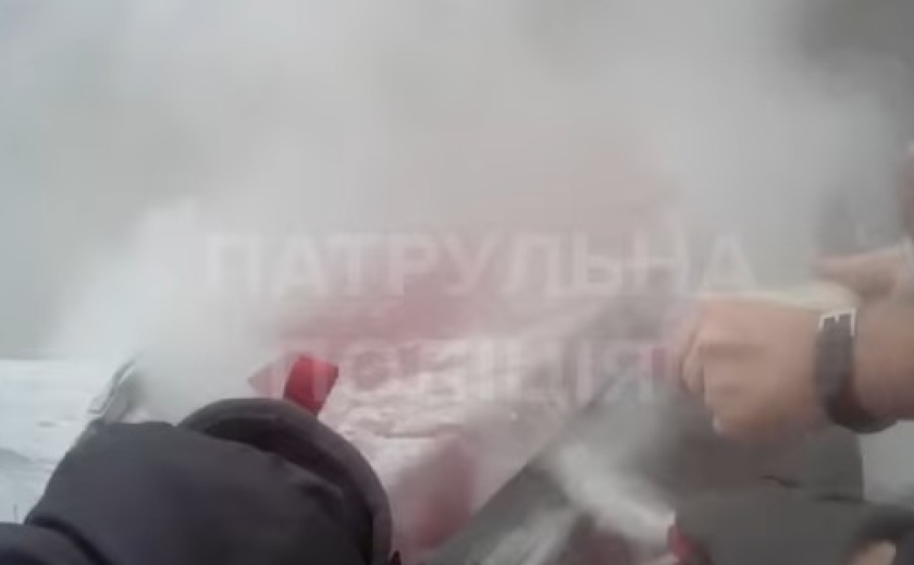 У Запоріжжі патрульні допомогли загасити палаючу автівку