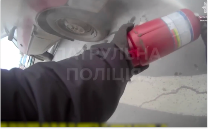 Патрульні Запоріжжя разом із небайдужими містянами допомогли водію загасити палаючу автівку