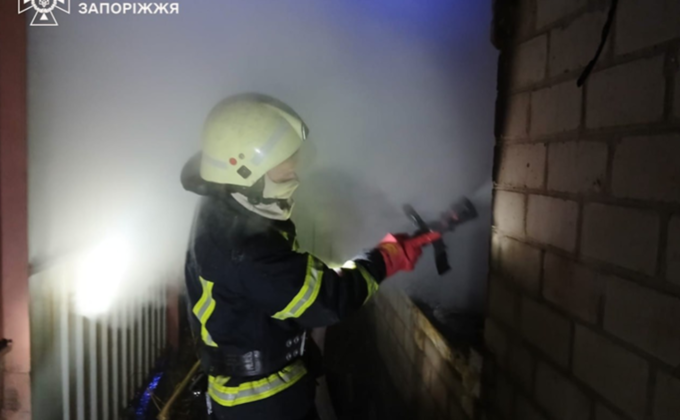 Горів дах та кімната: вогнеборці Запоріжжя ліквідували пожежу в одному з районів міста
