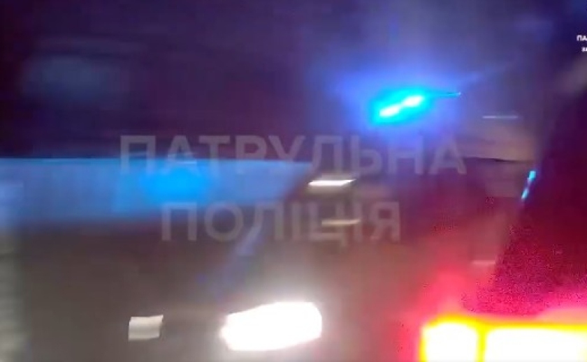 У Запоріжжі патрульні вночі надали допомогу чоловіку пораненому внаслідок ворожого обстрілу