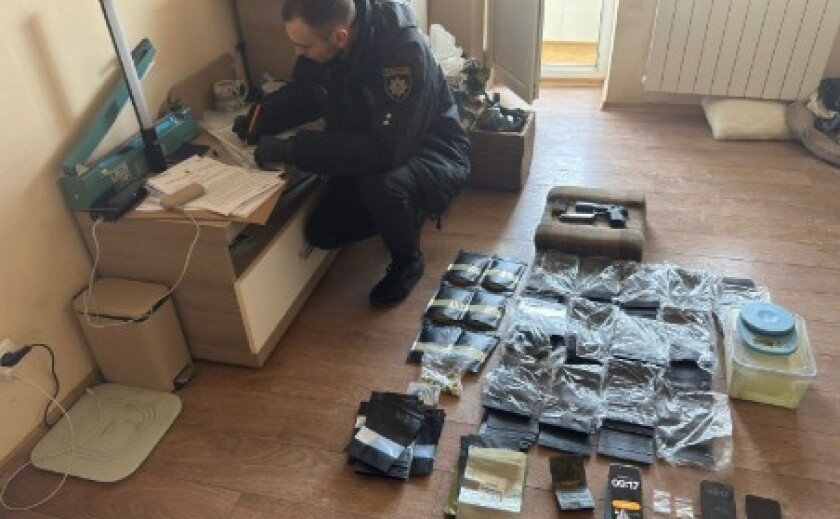 У Запоріжжі поліцейські викрили сімейну злочинну організацію, яка налагодила міжнародний канал постачання та збуту до тонни кратому щомісяця на території України