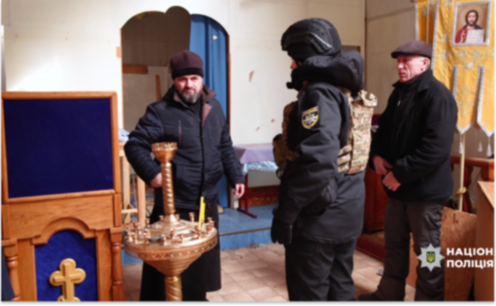 Поліцейські Запоріжжя допомогли евакуювати святині з прифронтової Юрківки
