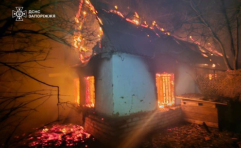 У Запорізькому районі посеред ночі спалахнув приватний будинок
