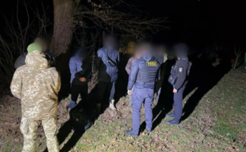 Поблизу кордону з Румунією затримано трьох порушників та їхнього провідника: серед втікачів житель Запоріжжя