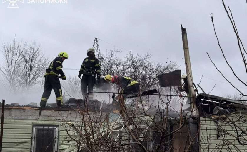 Запорізькі рятувальники ліквідували загоряння даху приватного будинку