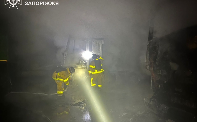 На Запоріжжі посеред ночі спалахнули дві вантажівки: подробиці