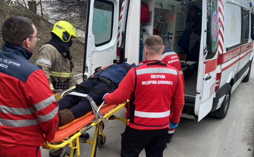 Запорізькі надзвичайники врятували жінку, яка впала у колодязь