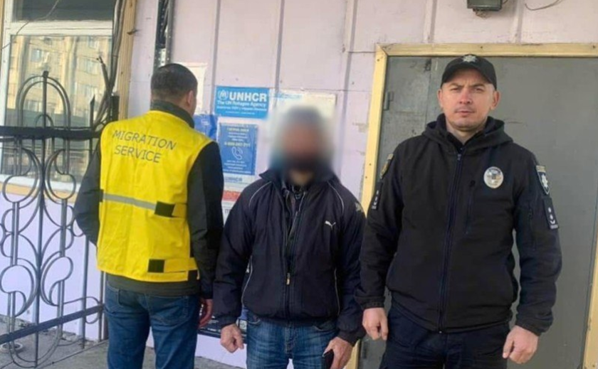 Запорізькі поліцейські примусово видворили з України іноземця-порушника міграційного законодавства