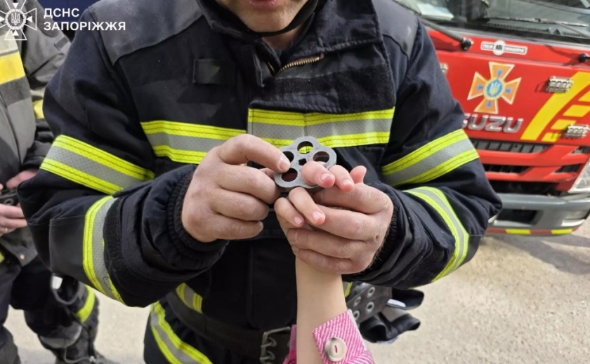 Запорізькі рятувальники надали допомогу дівчинці, палець якої застряг у маховику вентиля