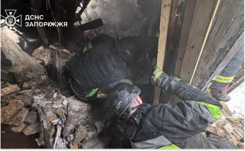 «Ми просто не мали права не встигнути»: надзвичайники Запоріжжя врятували 15-річну дівчину з-під завалів після удару дрона
