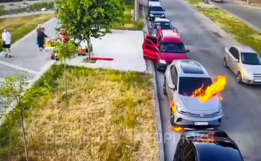 У Запоріжжі невідомий підпалив авто волонтера