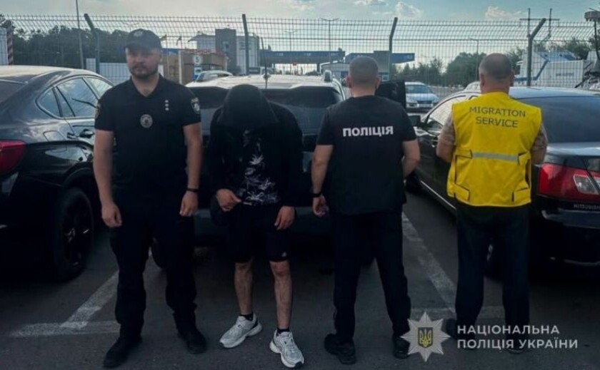 Запорізькі поліцейські примусово видворили з України кримінального мігранта з Азербайджану