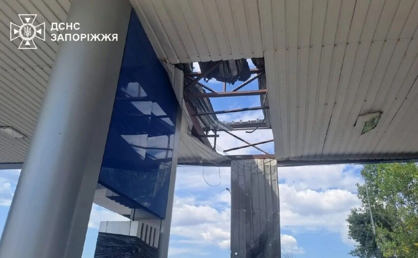 Росіяни двічі за день атакували АЗС у Запоріжжі: загинула 18-річна дівчина, ще 10 людей поранені