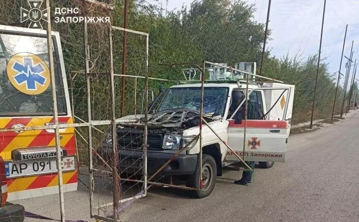 В Запорожье российский дрон атаковал автомобиль саперов ГСЧС