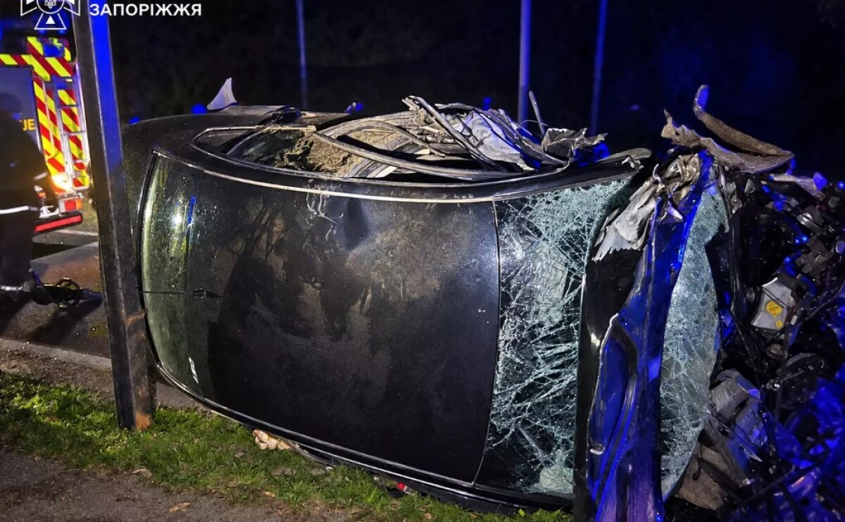 У Запоріжжі надзвичайники деблокували пасажира з понівеченого внаслідок ДТП автомобіля