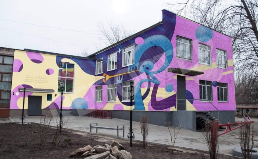 Запорожские власти прикрывают старые здания рисунками