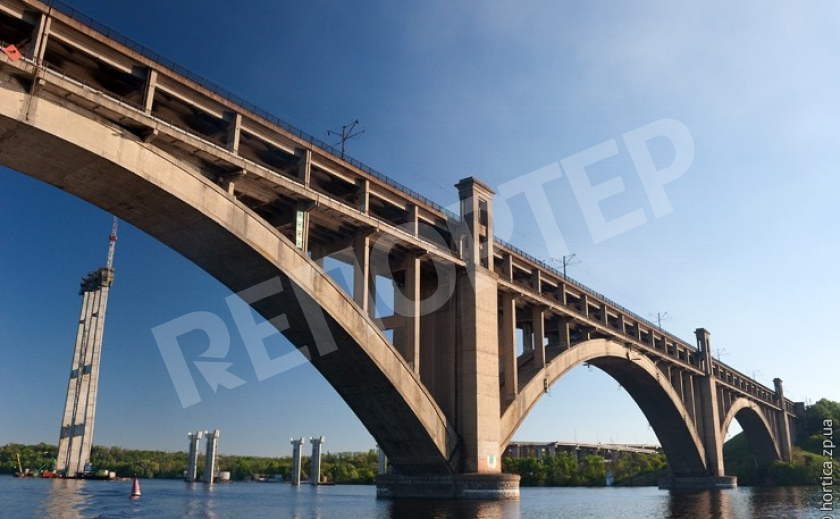 Железнодорожники меняют плиты на запорожском мосту Преображенского