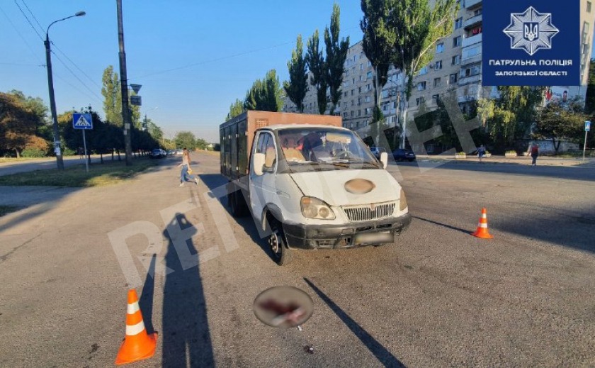 В Запорожье грузовик сбил мать с ребенком на «зебре»